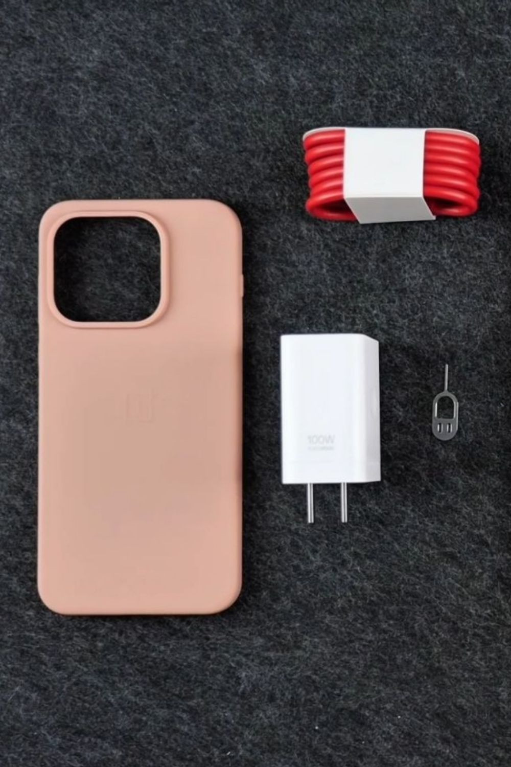 Hộp đựng và trọn bộ phụ kiện củ sạc 100W ốp lưng que chọc SIM của OnePlus 16