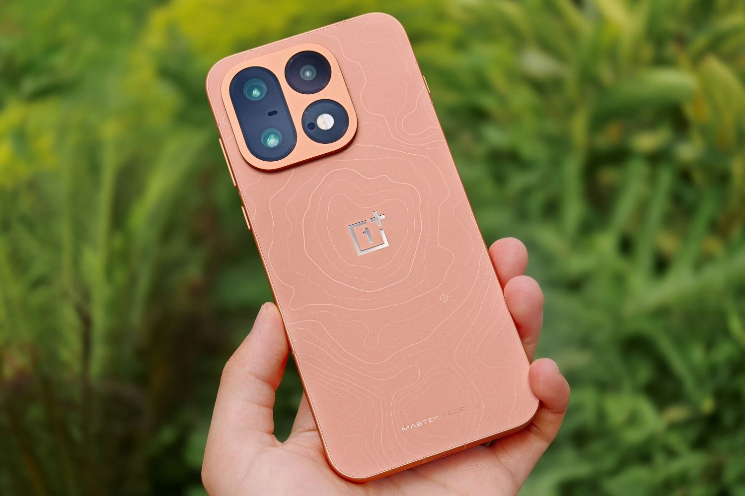 Thiết kế tổng thể khung nhôm phẳng và cụm camera vuông của OnePlus 16