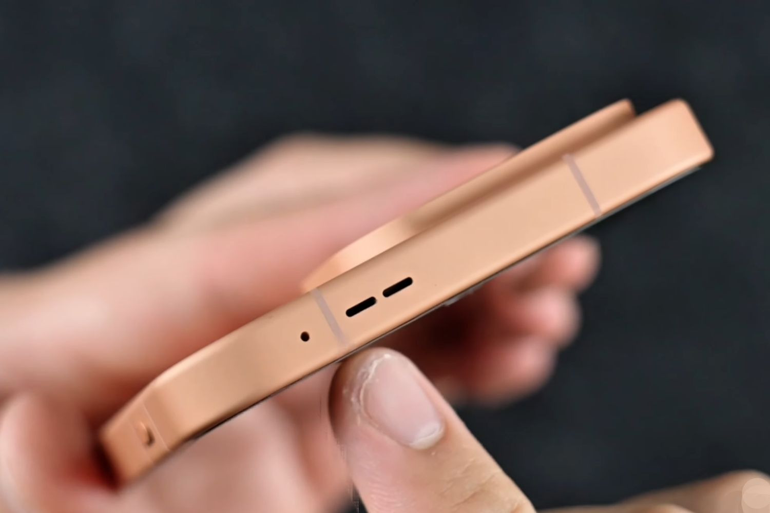 Cạnh trên OnePlus 16 với micro phụ chống ồn