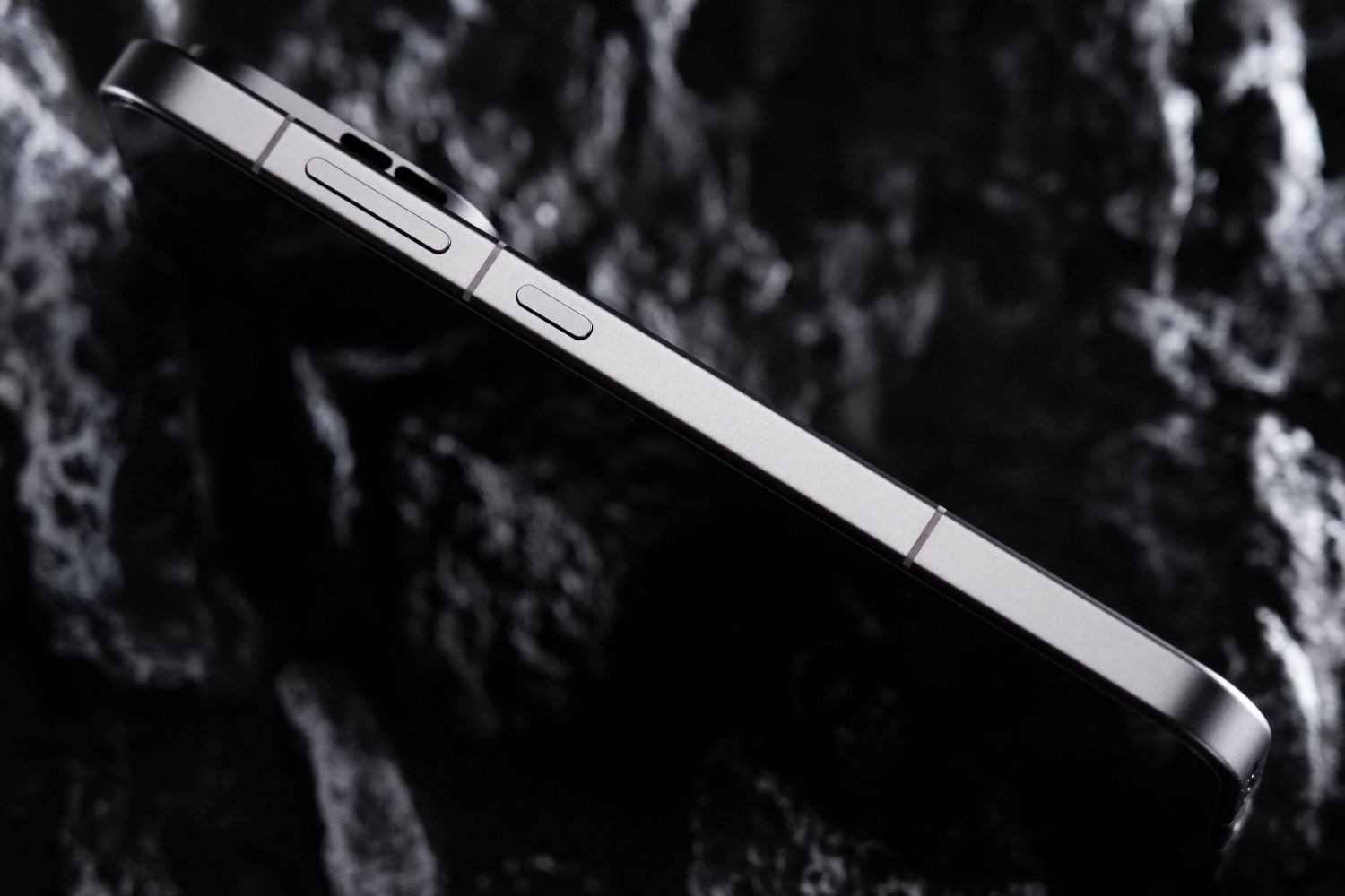 Cạnh phải OnePlus Ace 7 Pro tích hợp phím nguồn và tăng giảm âm lượng