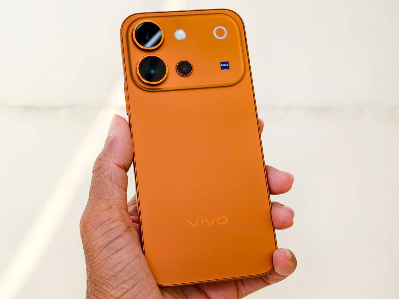 Trên tay vivo V80 5G mặt lưng kính nhám và cụm camera Zeiss đẳng cấp